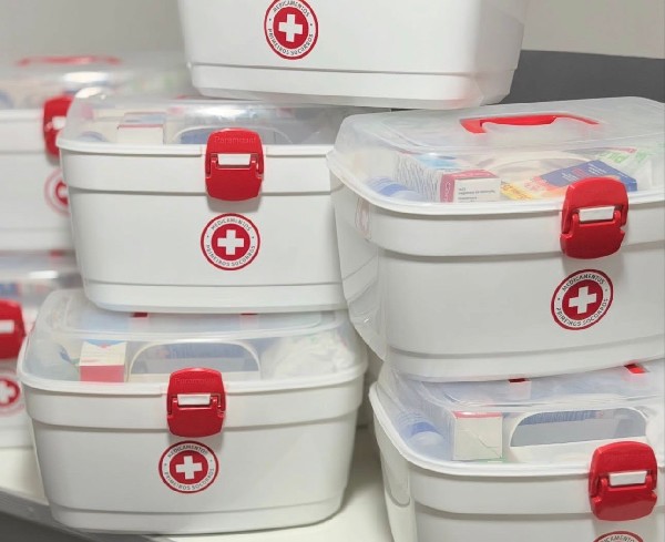 Entrega de kits de primeiros socorros para segurança nas escolas de Pilõezinhos