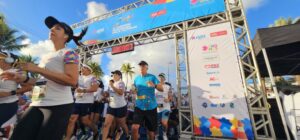 Atletas na largada da Corrida Paraibana pelo Autismo em João Pessoa