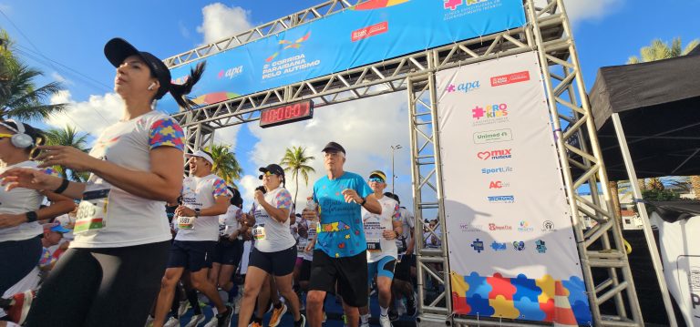 Atletas na largada da Corrida Paraibana pelo Autismo em João Pessoa