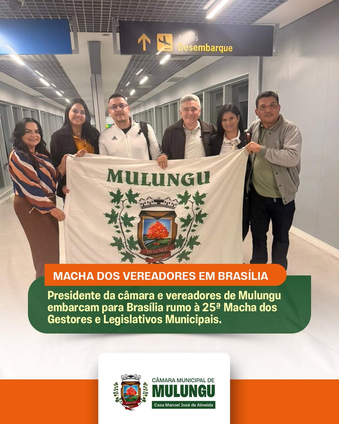 Comitiva de vereadores de Mulungu posando para foto no saguão do aeroporto antes do embarque para Brasília.