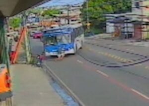 Momento em que motorista de ônibus atropela e mata Matheus de Souza Soares
