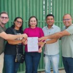 Prefeita Daniela Ribeiro e o presidente da Câmara, Léo Moura, ao lado de aliados políticos durante a assinatura da ordem de serviço no Mercado Público de Mulungu.