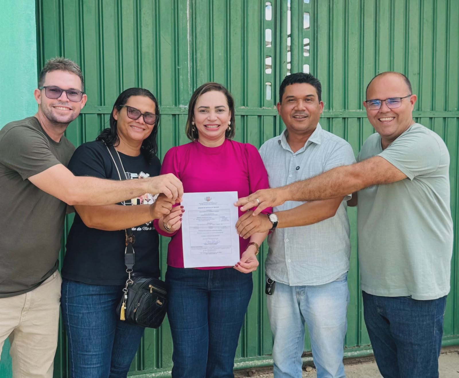 Prefeita Daniela Ribeiro e o presidente da Câmara, Léo Moura, ao lado de aliados políticos durante a assinatura da ordem de serviço no Mercado Público de Mulungu.