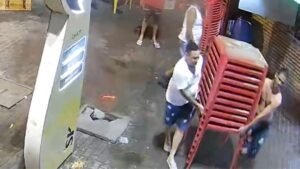 Imagens de segurança flagram homens em ato de vandalismo contra o sistema de monitoramento "Smart City"
