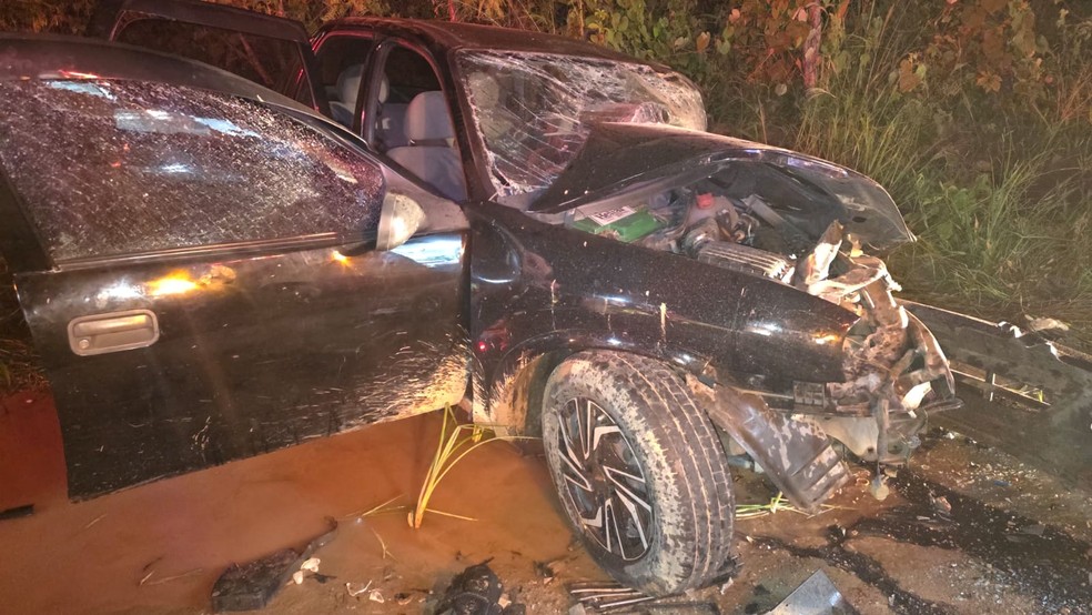 Veículo destruído após colisão frontal grave na cidade de Maturéia.