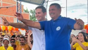 Prefeito Ednailton Sabino e vice Rubens comemoram com eleitores durante evento de campanha em Igaracy.
