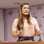 Deputada estadual Camila Toscano em discurso na Assembleia Legislativa da Paraíba