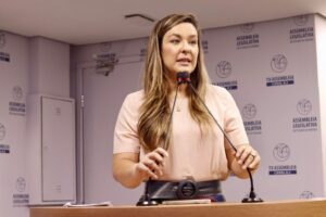 Deputada estadual Camila Toscano em discurso na Assembleia Legislativa da Paraíba