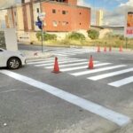 Agentes da Semob-JP realizando pintura de sinalização viária em rua de João Pessoa.