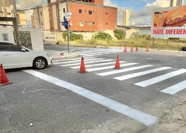 Agentes da Semob-JP realizando pintura de sinalização viária em rua de João Pessoa.
