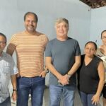 Deputado federal Wellington Roberto e o vereador e secretário Wilsinho junto a moradores do Sítio Itamatay durante reunião comunitária em Guarabira