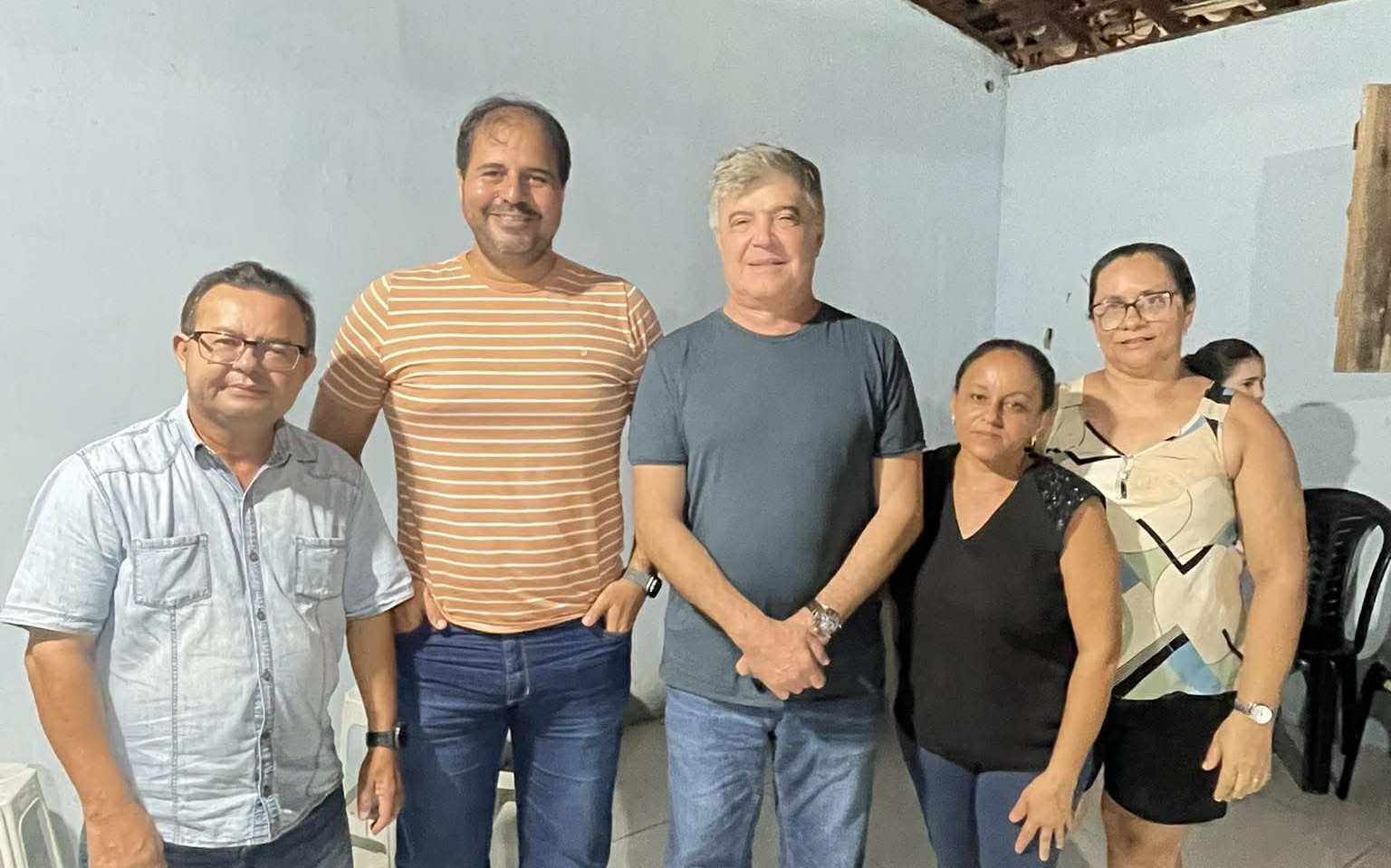 Deputado federal Wellington Roberto e o vereador e secretário Wilsinho junto a moradores do Sítio Itamatay durante reunião comunitária em Guarabira