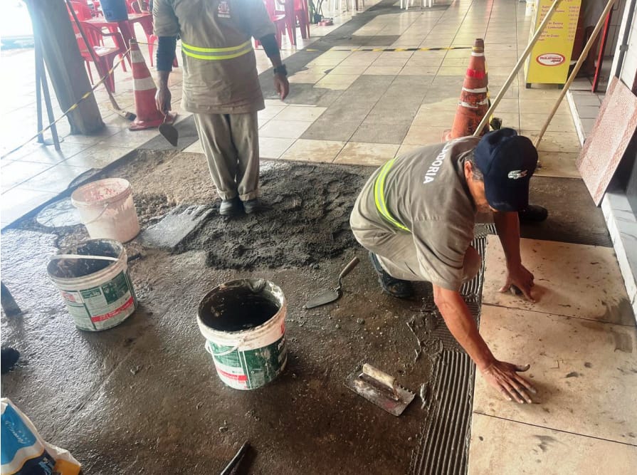Equipes técnicas da Sedurb realizando serviços de manutenção em de João Pessoa.