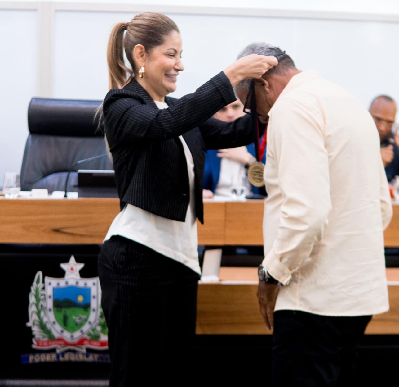 Deputada Danielle do Vale entrega medalha para líderes comunitários