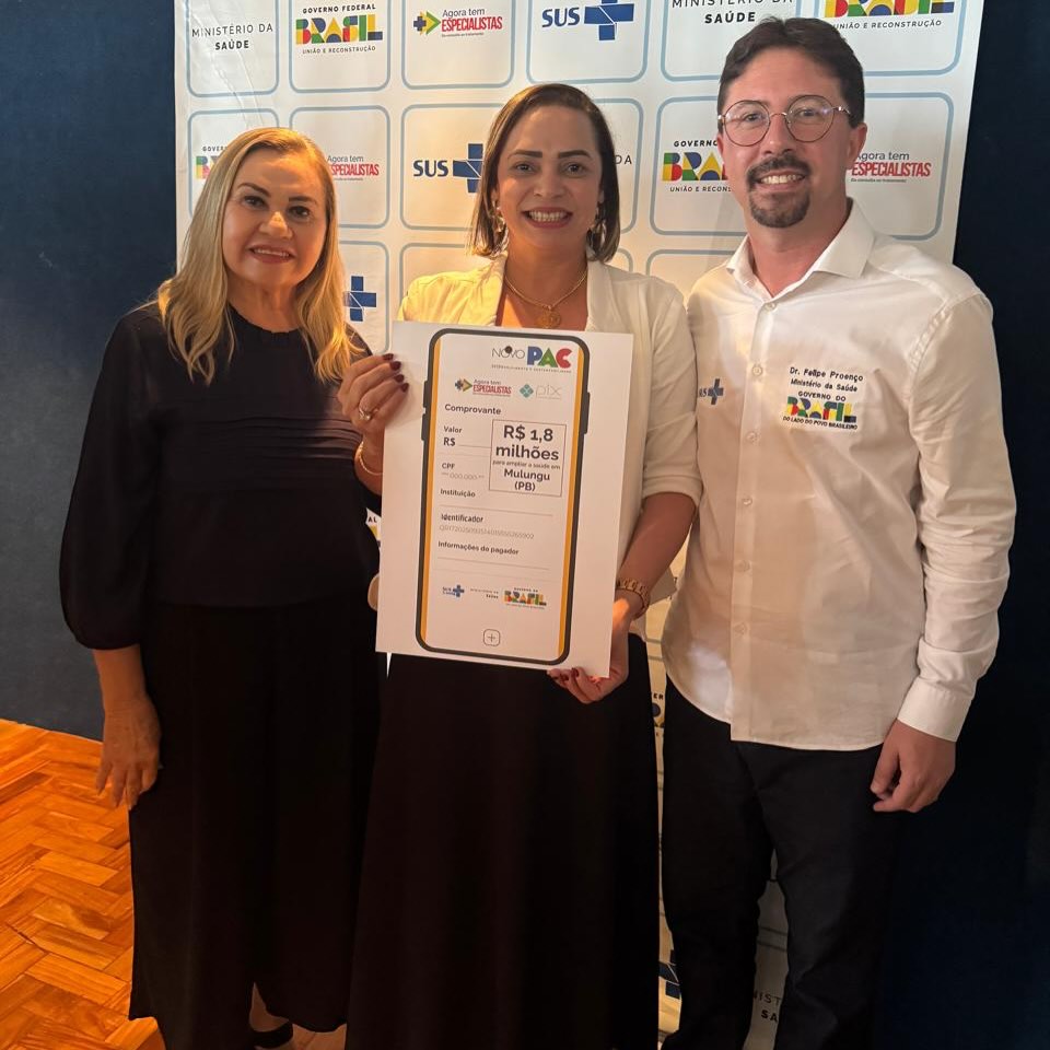 A prefeita de Mulungu, Daniela Ribeiro, e a secretária Ernestina Moura exibem a ordem de serviço de R$ 1,8 milhão ao lado de Felipe Proenço, do Ministério da Saúde.