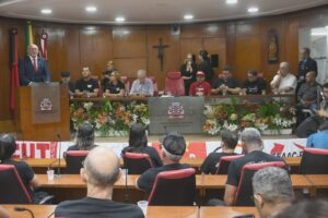 Plenário da Câmara Municipal de João Pessoa ocupado por sindicalistas e trabalhadores durante sessão especial sobre o fim da escala 6x1.