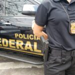 Agente e viatura da Polícia Federal