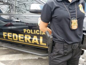 Agente e viatura da Polícia Federal