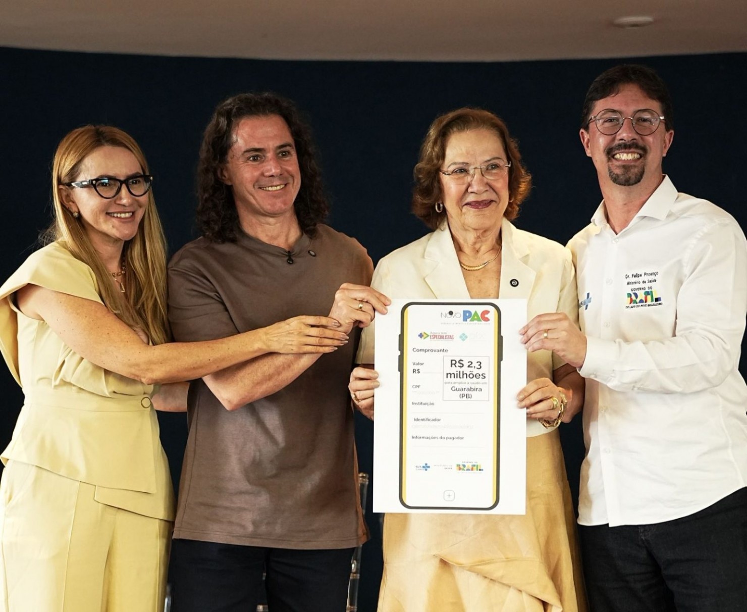 Prefeita Léa Toscano de Guarabira ao lado de autoridades durante a cerimônia de anúncio da nova UBS do Novo PAC Saúde.